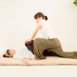 タイ古式マッサージを受けている女性-1024x1024