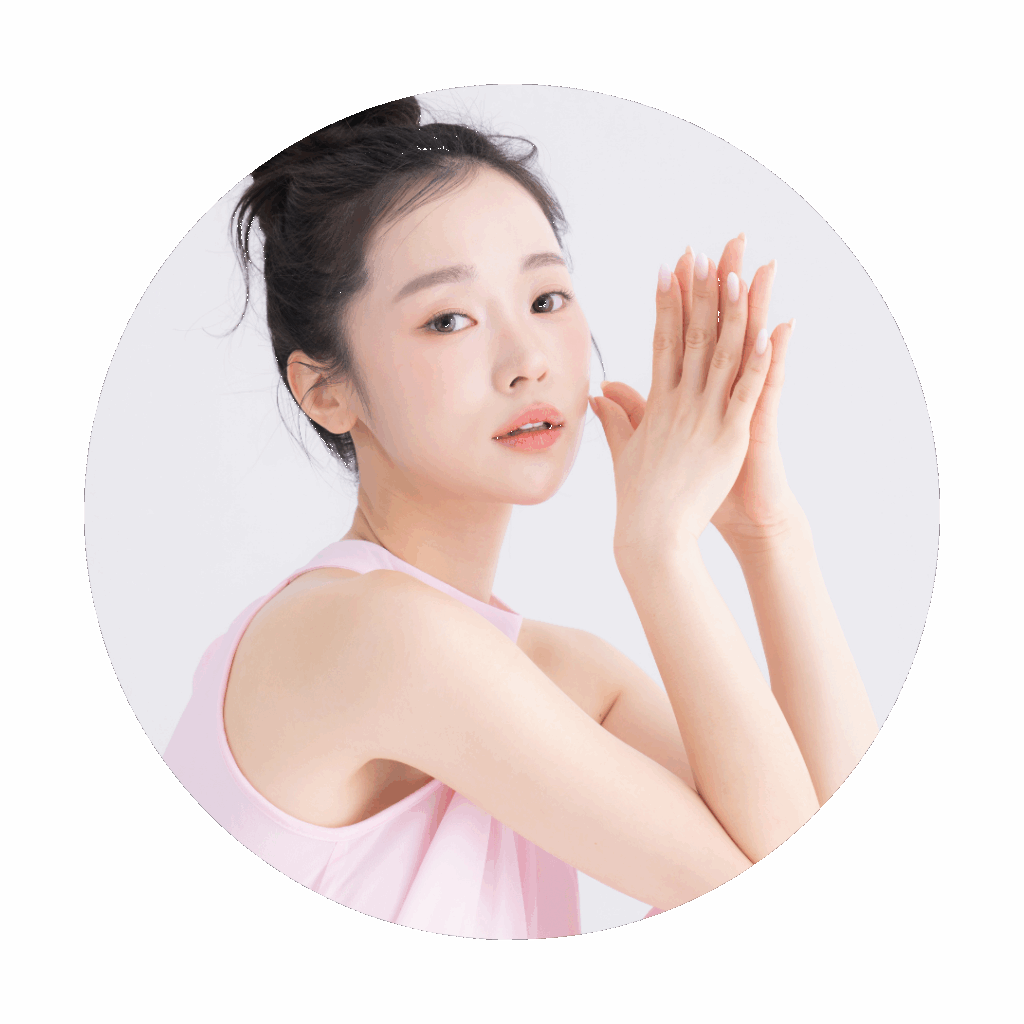 自分磨きをしている女性