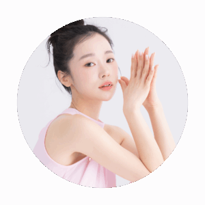 自分磨きをしている女性