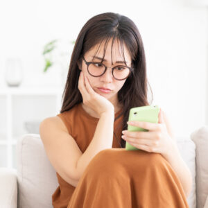 デリケートゾーンに悩みを調べている女性