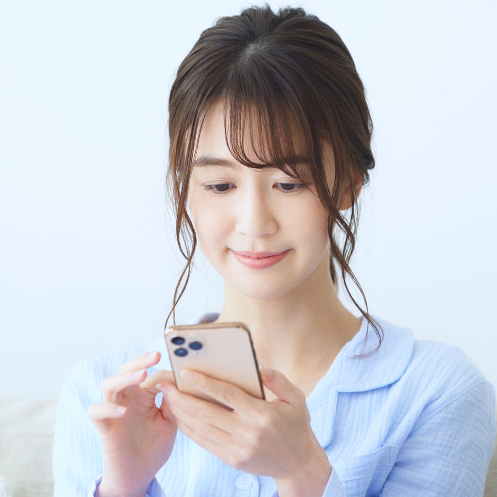 フェムケアについて調べている女性