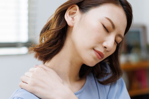 肩こりに悩む女性のイメージ